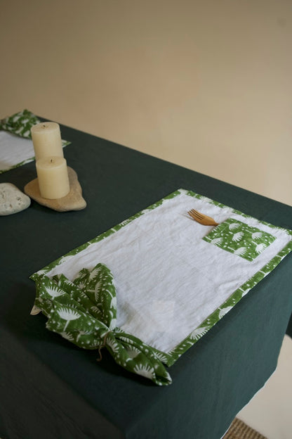 Linen Placemat Set with a cutlery Pocket in Dahlia